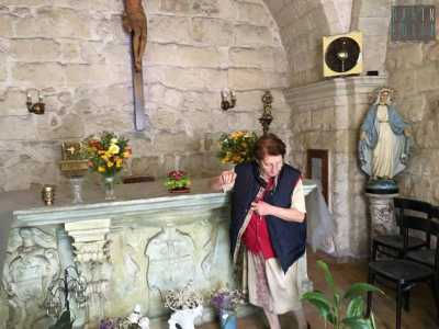 La signora Rosa proprietaria della cappella ci mostra l'interno dell edificio: � lei assieme alla sorella Maria a curarla (foto di Francesco Lattanzio)